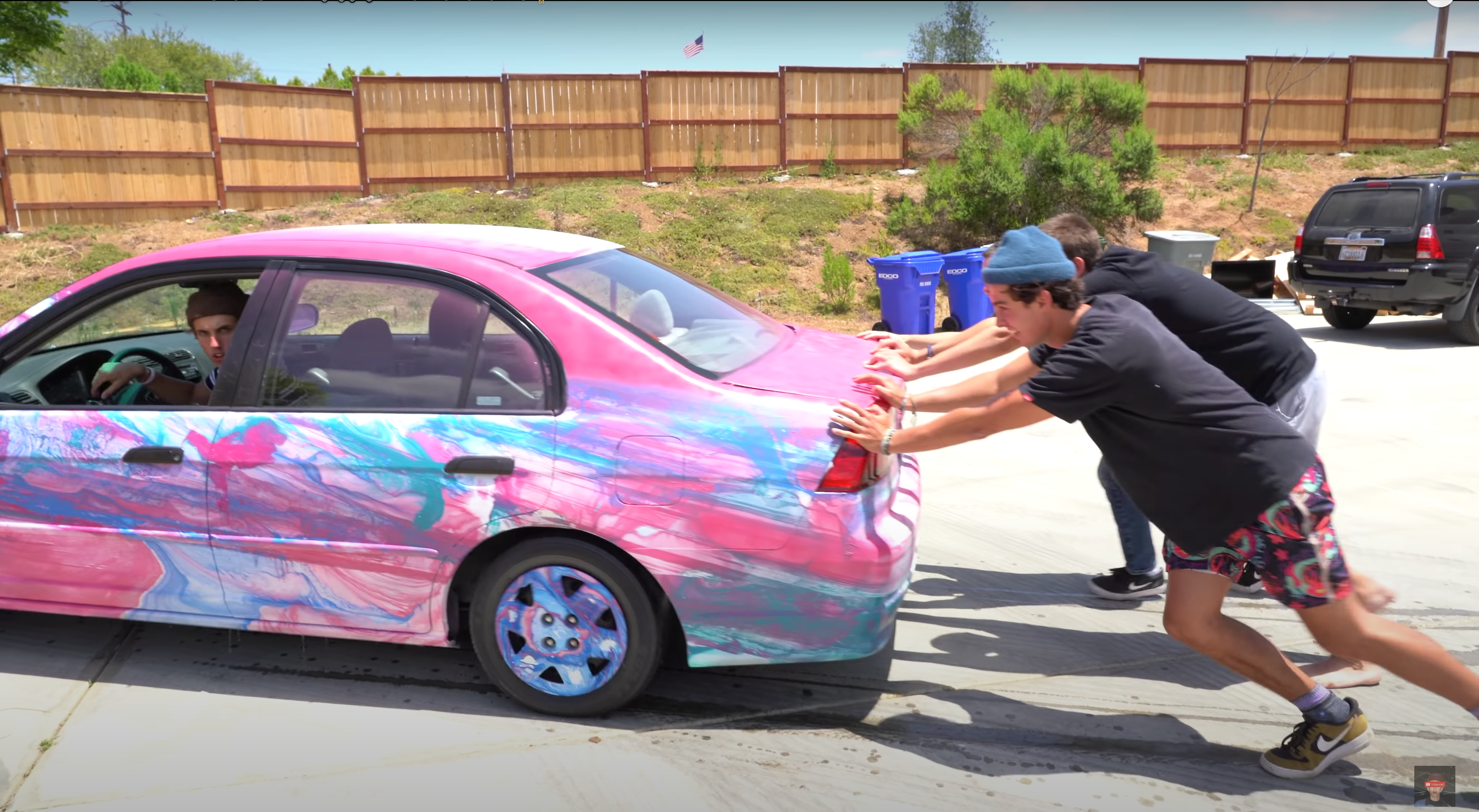 Блогер пофарбував своє авто, зануривши у контейнер з фарбою: епічне відео