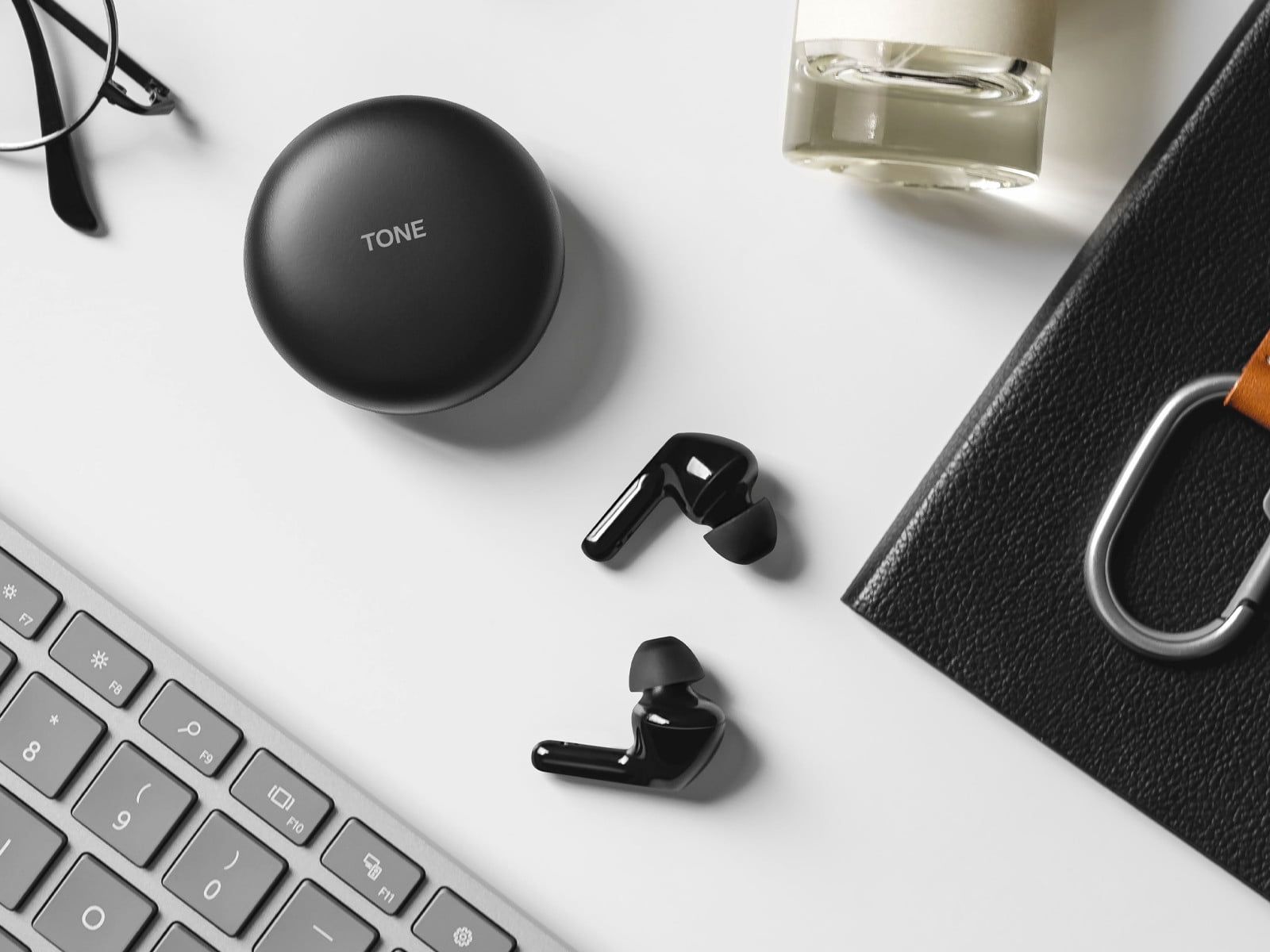 LG випустила безпровідні навушники з функцією самоочистки від бактерій