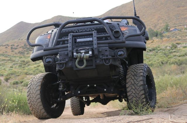 Для порятунку під час апокаліпсису: з молотка пустять круту Toyota Tundra - фото 412327