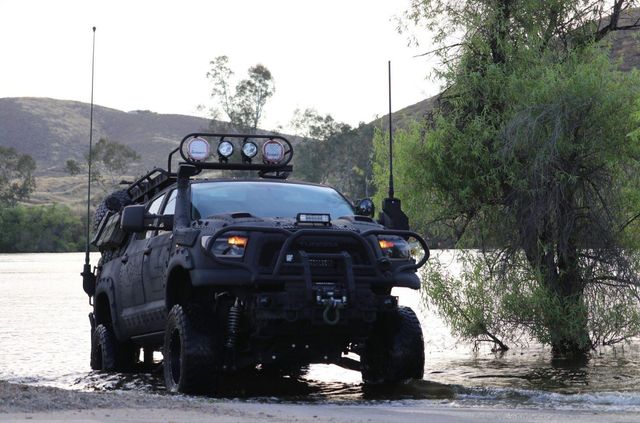 Для порятунку під час апокаліпсису: з молотка пустять круту Toyota Tundra - фото 412329