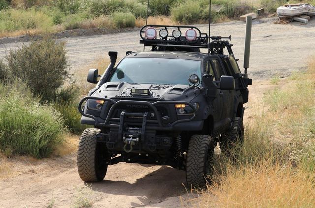 Для порятунку під час апокаліпсису: з молотка пустять круту Toyota Tundra - фото 412331