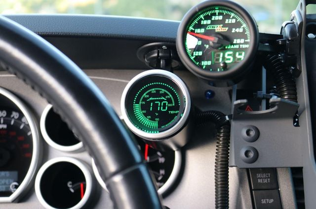 Для порятунку під час апокаліпсису: з молотка пустять круту Toyota Tundra - фото 412335