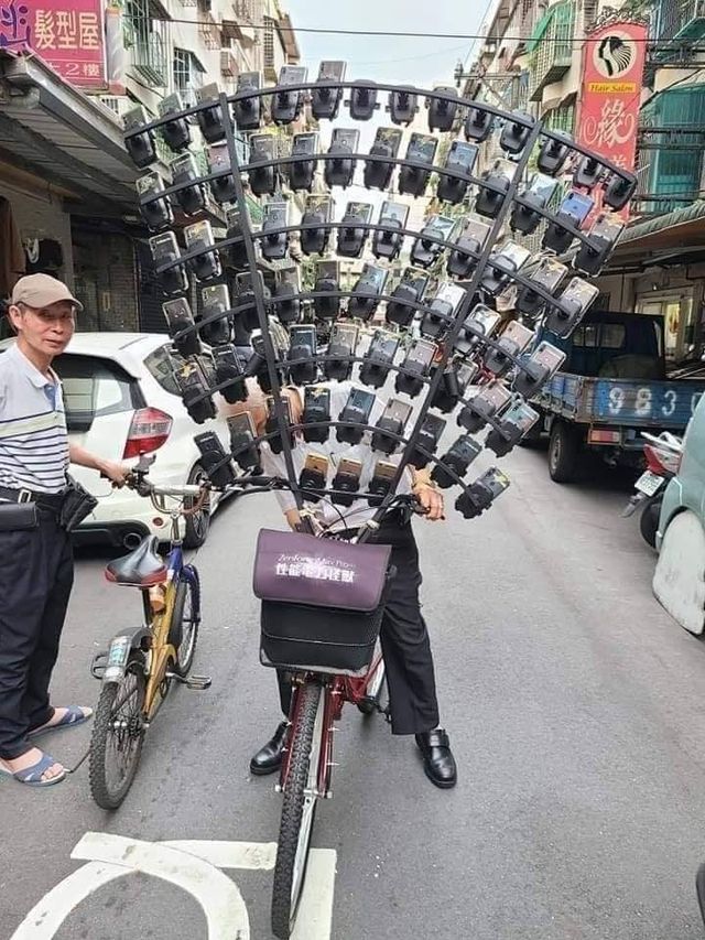 Винахідник року: дідусь грає у Pokemon Go відразу на 64 смартфонах - фото 412379