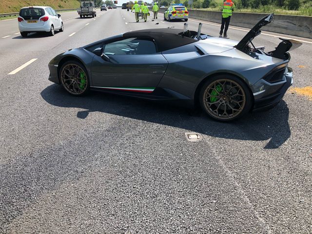 Переможець по життю: новенький Lamborghini розбили за пів години після покупки - фото 412582