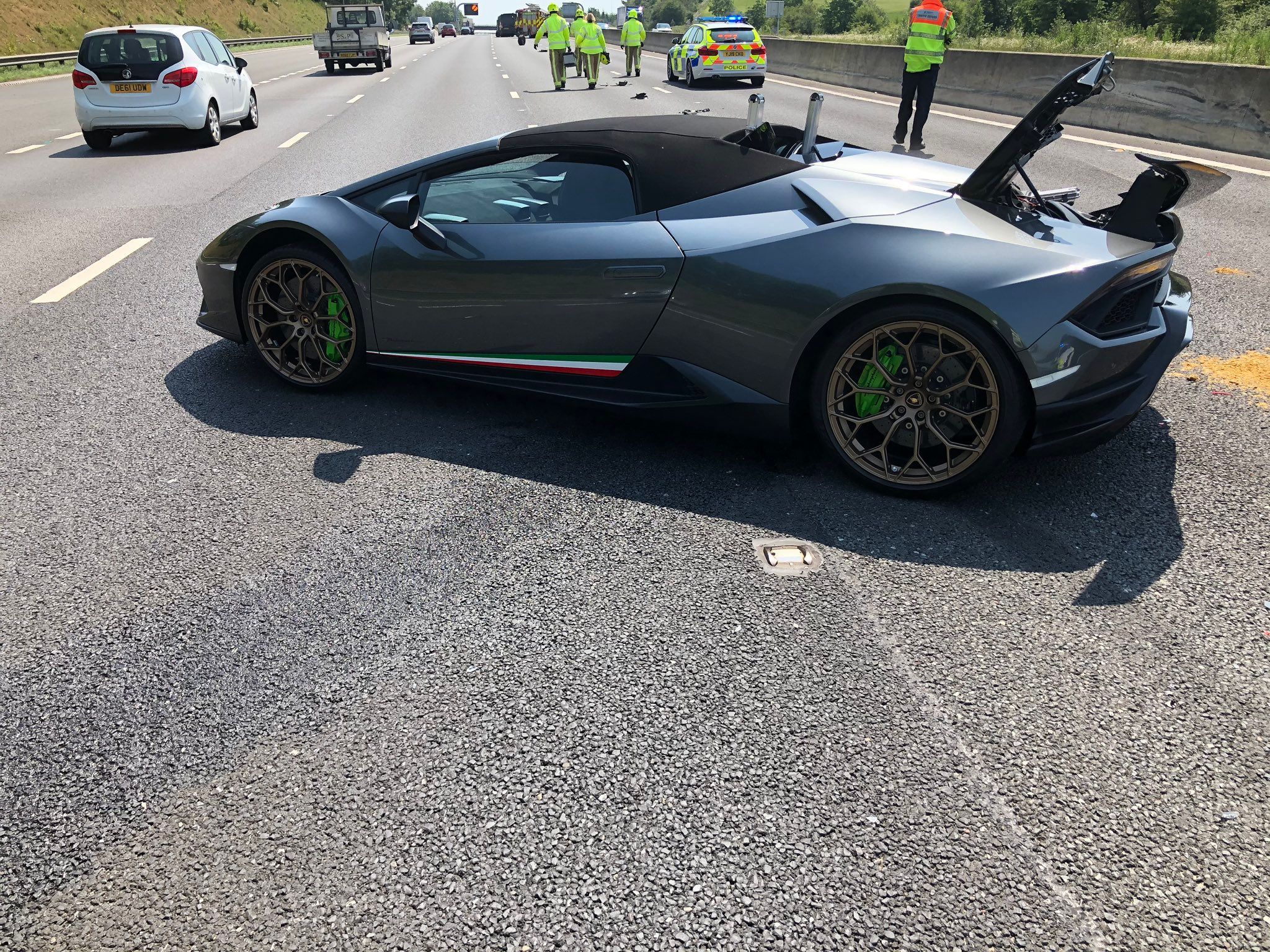 В Lamborghini на шосе влетів мінівен - фото 1