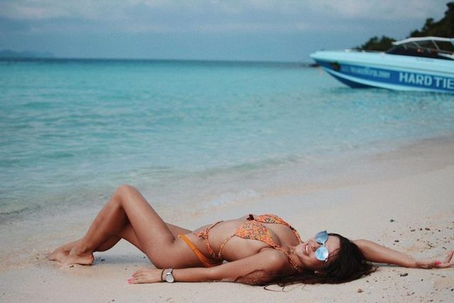 Переможниця Холостяка Даша у відвертому бікіні розслабилася на пляжі - фото 412624