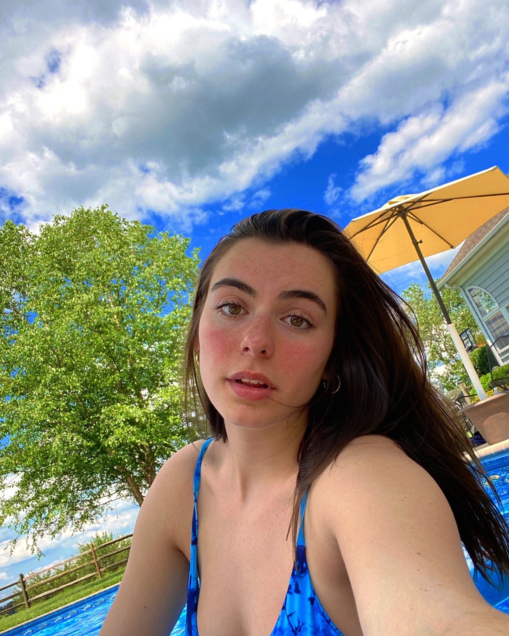 Дівчина показала фото в бікіні, але її прославив фон