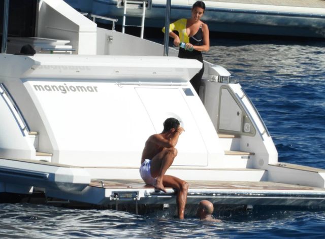 Як Кріштіану Роналду релаксував за 33 тисячі євро: у мережу злили фото гарячого вікенду - фото 412824