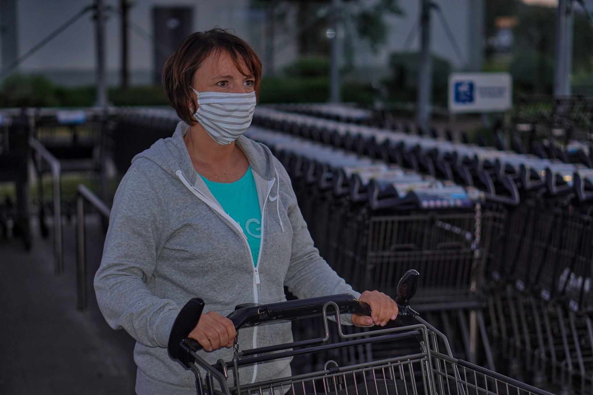 Дівчину попросили вдягнути маску в супермакеті, але її реакція шокує (відео)