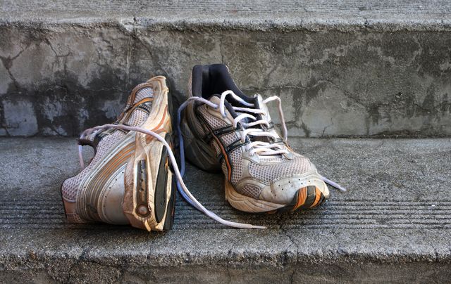 У кожного є стара пара взуття, яку шкода викидати - фото 413069