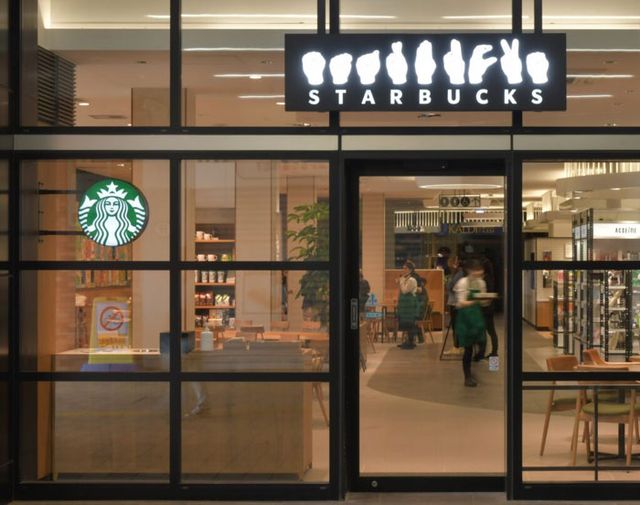 В Японії відкрився незвичайний Starbucks: там спілкуються лише сурдомовою - фото 413081