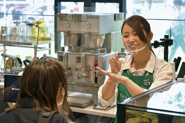 В Японії відкрився незвичайний Starbucks: там спілкуються лише сурдомовою - фото 413082