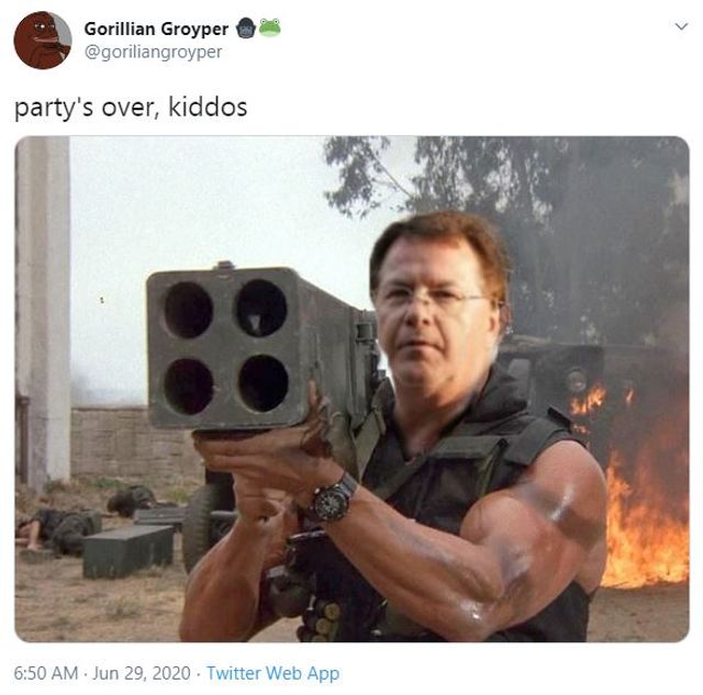 У США подружжя зі зброєю зустріло мітингувальників, і відразу ж стало зіркою мережі - фото 413160