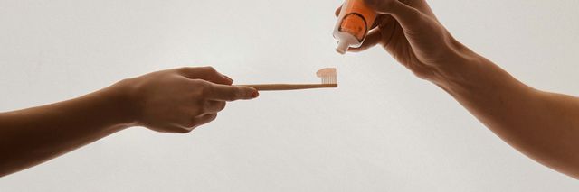 Чому не можна чистити зуби одразу після сніданку - фото 413173