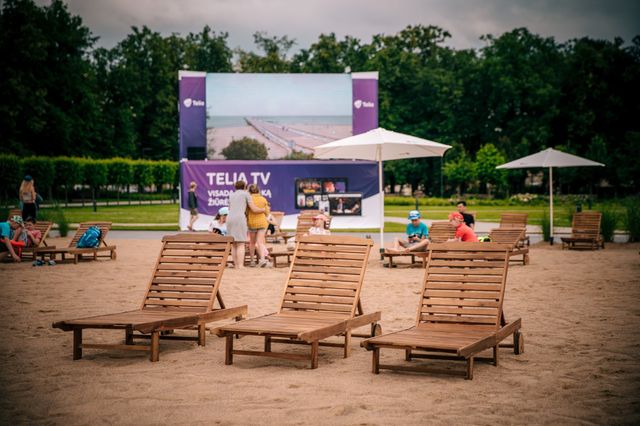 Коли на море не полетіти: у Вільнюсі посеред площі з'явився пляж - фото 413243