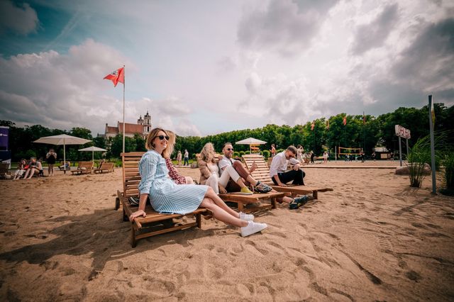 Коли на море не полетіти: у Вільнюсі посеред площі з'явився пляж - фото 413244