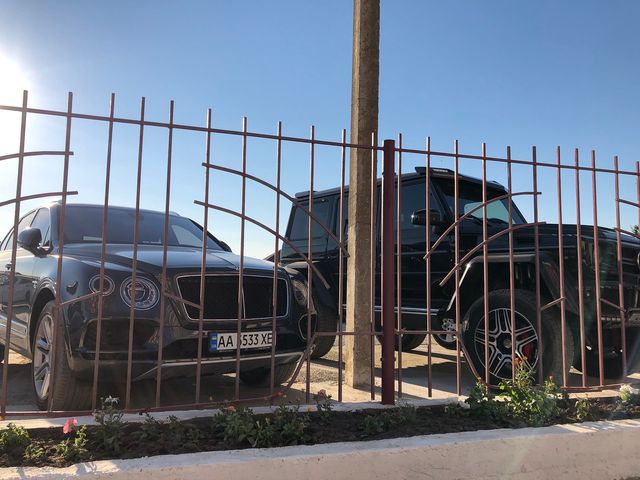 Наче в Монако: на курорті під Одесою помітили чимало розкішних авто - фото 413306