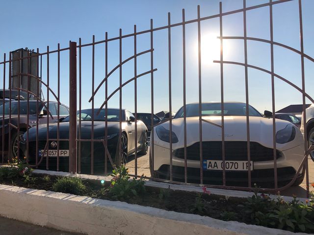Наче в Монако: на курорті під Одесою помітили чимало розкішних авто - фото 413307