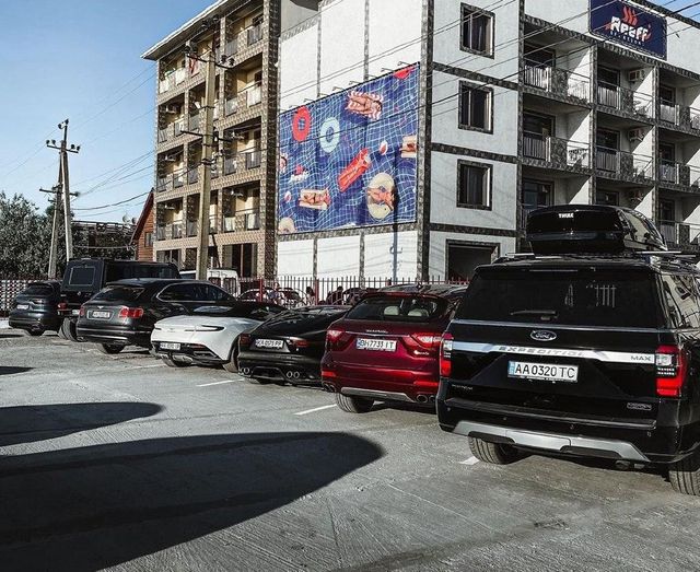 Наче в Монако: на курорті під Одесою помітили чимало розкішних авто - фото 413308