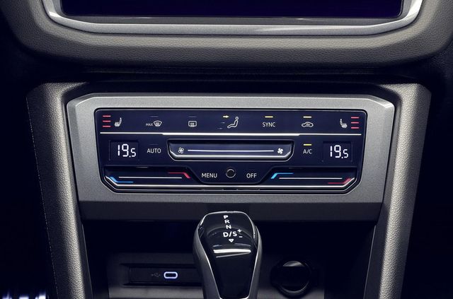 Свіжий інтер'єр, R-версія та гібрид: представлено оновлений Volkswagen Tiguan - фото 413429