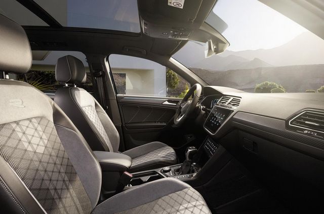 Свіжий інтер'єр, R-версія та гібрид: представлено оновлений Volkswagen Tiguan - фото 413430