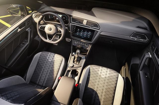 Свіжий інтер'єр, R-версія та гібрид: представлено оновлений Volkswagen Tiguan - фото 413431
