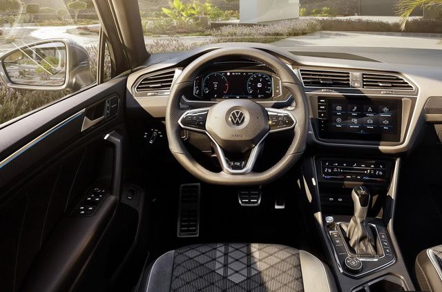 Свіжий інтер'єр, R-версія та гібрид: представлено оновлений Volkswagen Tiguan - фото 413433