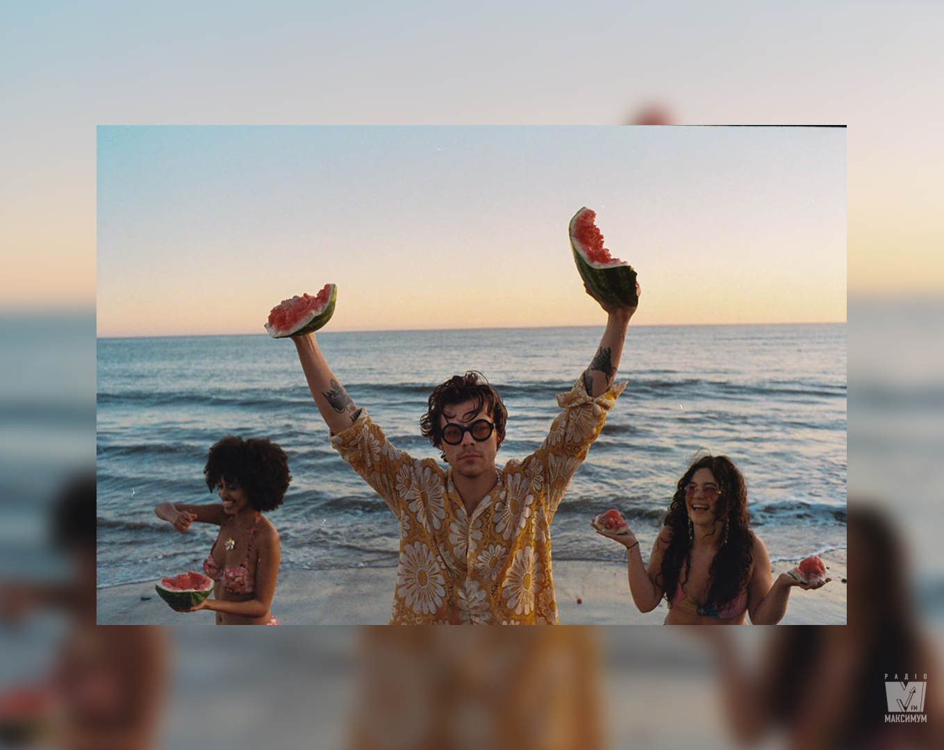 Наче бабця в'язала: з'явилась схема кардигана, який носить Гаррі Стайлс