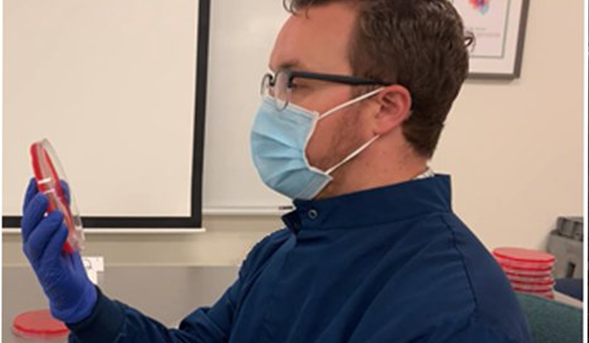 Вчений провів експеримент з медичною маскою і без неї: різниця колосальна