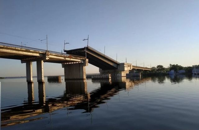 У центрі Миколаєва раптово розвівся міст: фотофакт - фото 413708