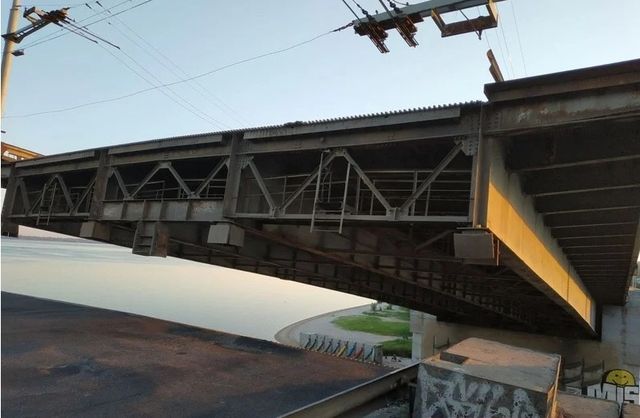 У центрі Миколаєва раптово розвівся міст: фотофакт - фото 413709