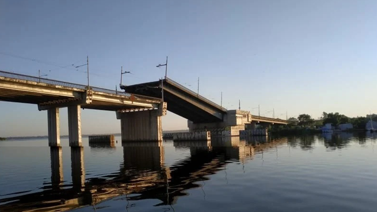 У центрі Миколаєва раптово розвівся міст: фотофакт