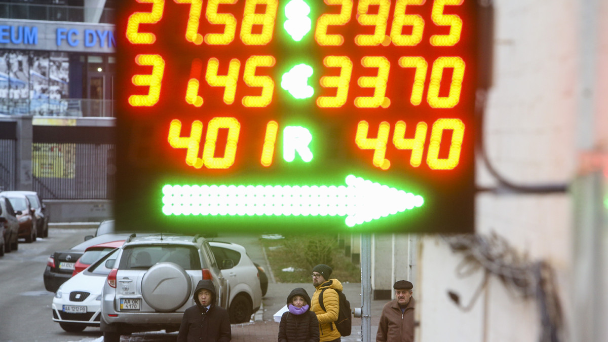 Долар в Україні продовжує рости - фото 1