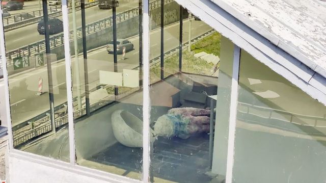 У метро Києва чудернацька скульптура медузи простояла 1 день - фото 413775