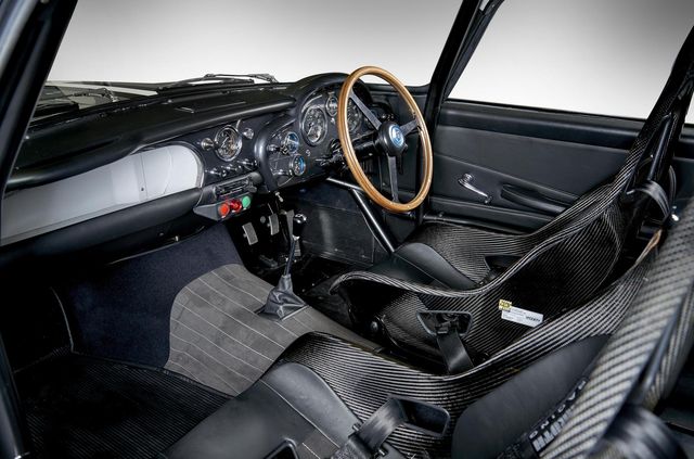 На продаж виставили перший екземпляр 'перевипущеного' Aston Martin DB4 GT - фото 413976