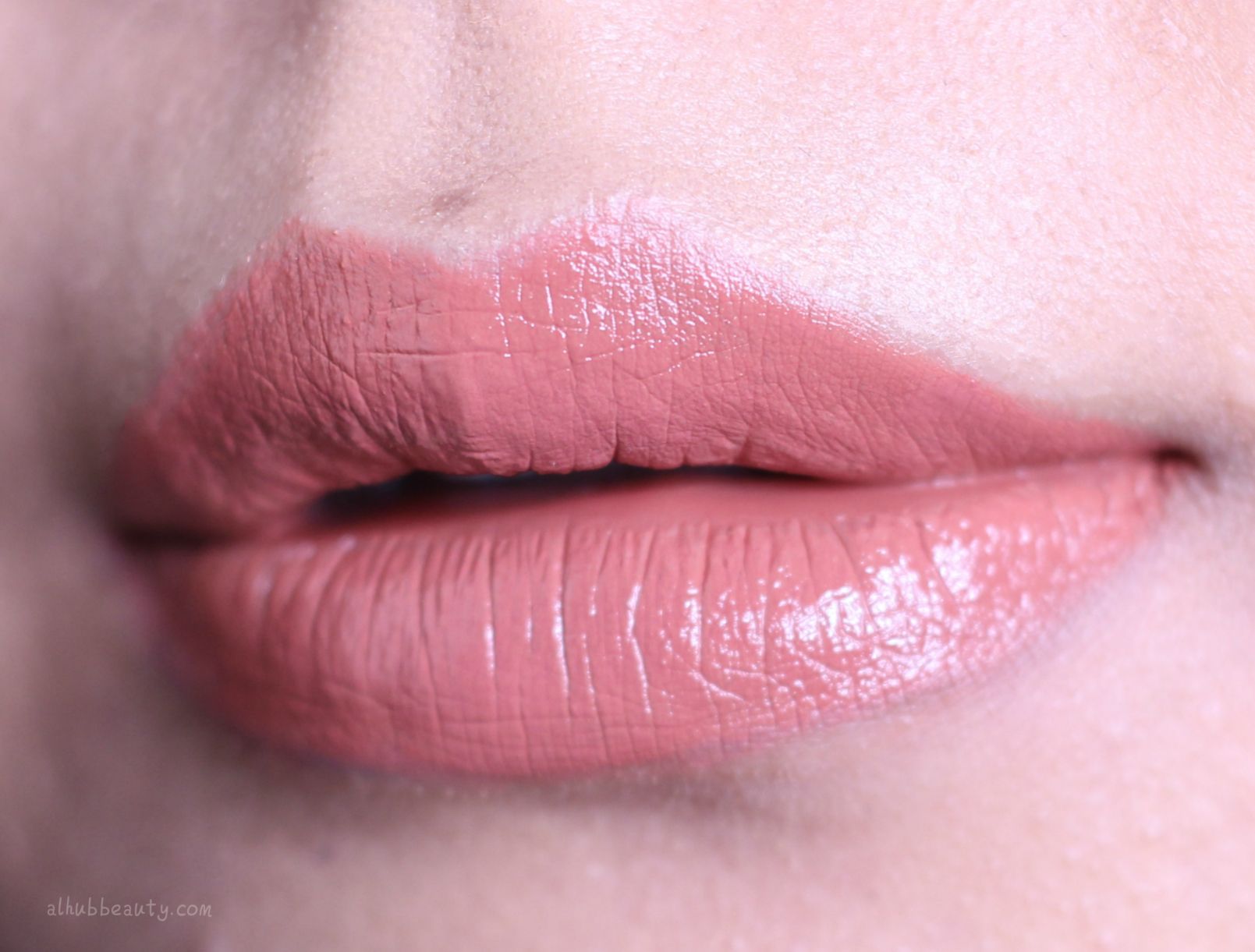 Британка настільки збільшила губи, соромилася виходити з дому: фото