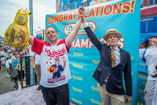 Американець з'їв 75 хот-догів і знову побив світовий рекорд - фото 414059