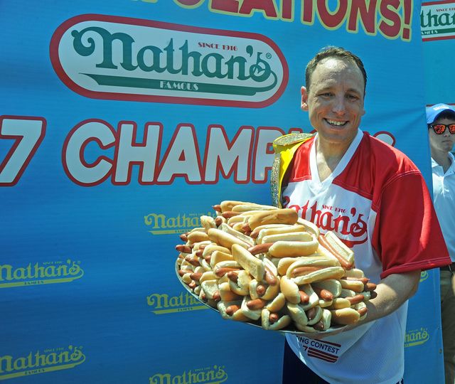Американець з'їв 75 хот-догів і знову побив світовий рекорд - фото 414060