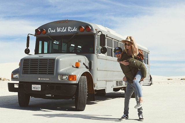 Пара із США перетворила старий шкільний автобус на атмосферний дім на колесах - фото 414232