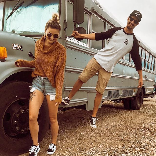 Пара із США перетворила старий шкільний автобус на атмосферний дім на колесах - фото 414233