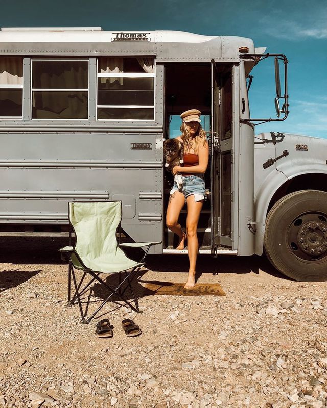 Пара із США перетворила старий шкільний автобус на атмосферний дім на колесах - фото 414234