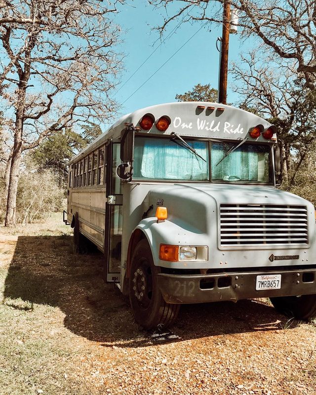 Пара із США перетворила старий шкільний автобус на атмосферний дім на колесах - фото 414235