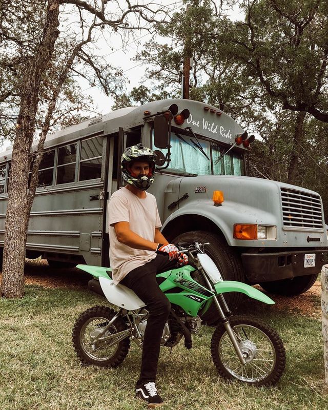 Пара із США перетворила старий шкільний автобус на атмосферний дім на колесах - фото 414236