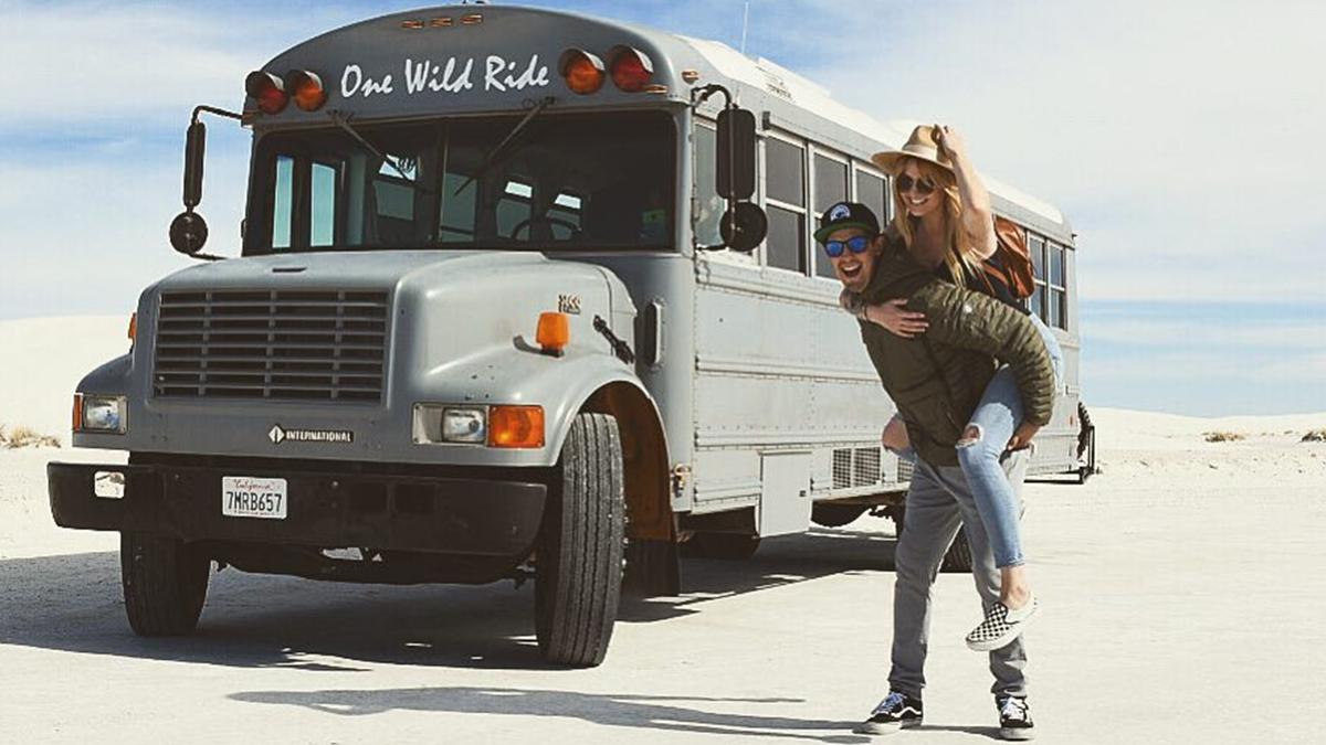 Пара із США перетворила старий шкільний автобус на атмосферний дім на колесах