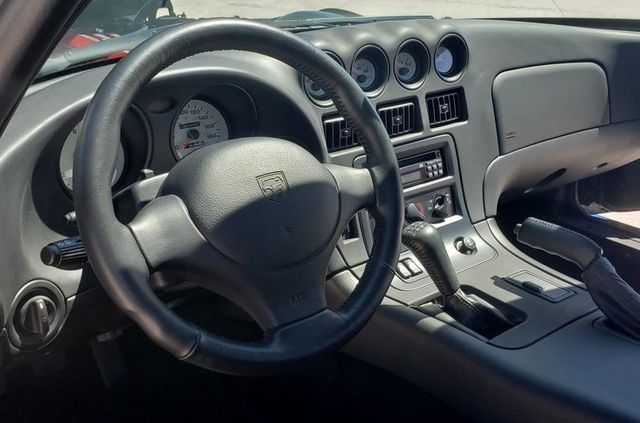 У США продають спорткар Dodge Viper 1996 року без пробігу: фото - фото 414254