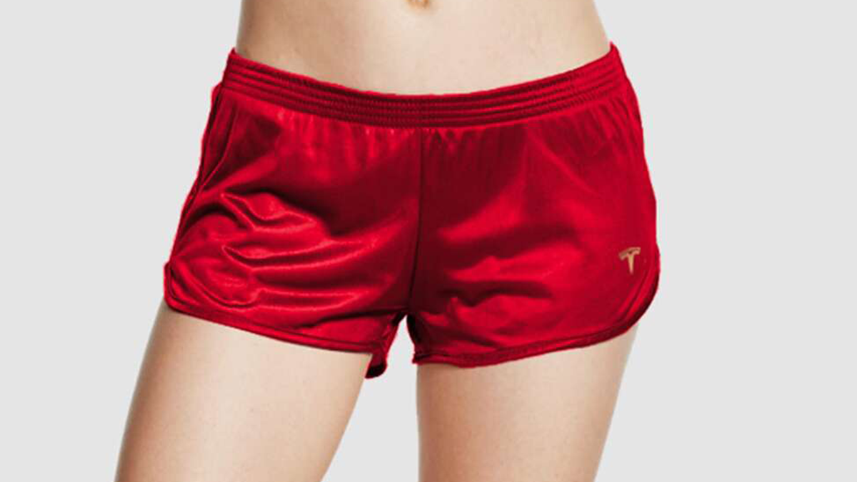 Tesla продає тепер й шорти: це Маск так знущається з тих, хто не вірив в успіх компанії