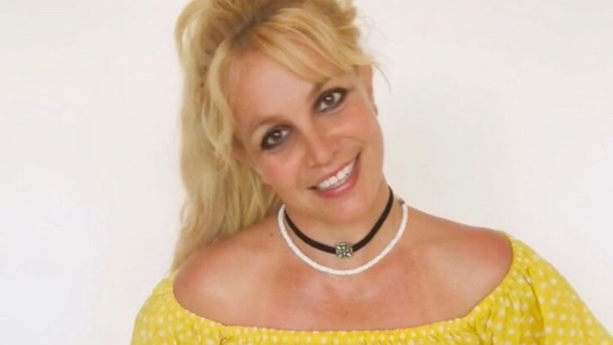 Брітні Спірс показала, як займається йогою у крихітному бікіні: спокусливе відео