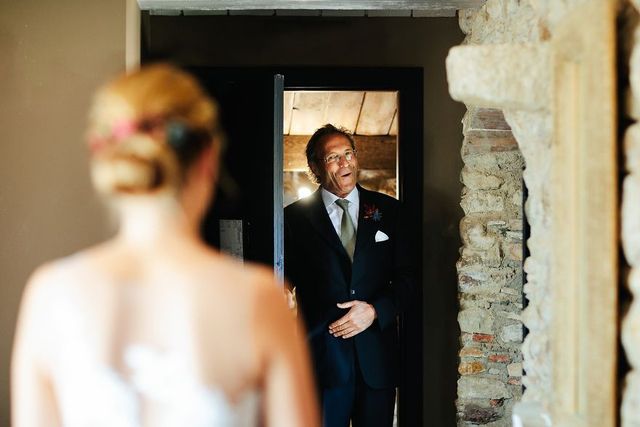 Особливий момент весілля: добірка трепетних фото, як тати віддають дочок заміж - фото 414592