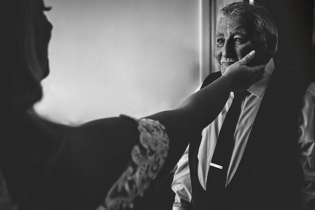 Особливий момент весілля: добірка трепетних фото, як тати віддають дочок заміж - фото 414594