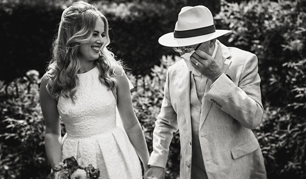 Особливий момент весілля: добірка трепетних фото, як тати віддають дочок заміж